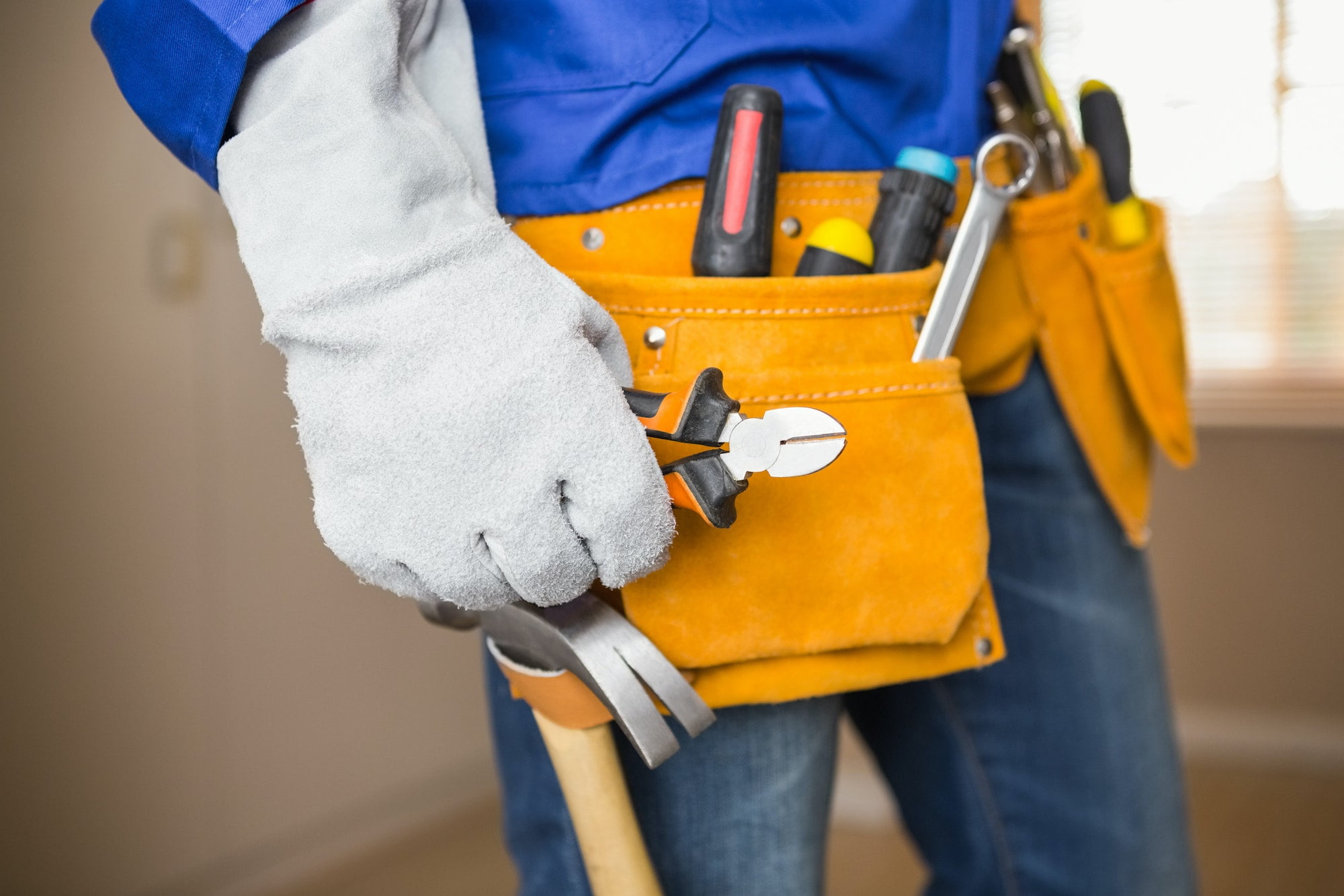 close-up-of-handyman-in-tool-belt-in-a-new-house.jpg close-up-of-handyman-in-tool-belt-in-a-new-house.jpg